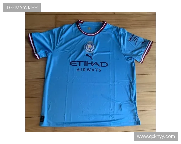 有温度！球迷意外受伤获签名球衣